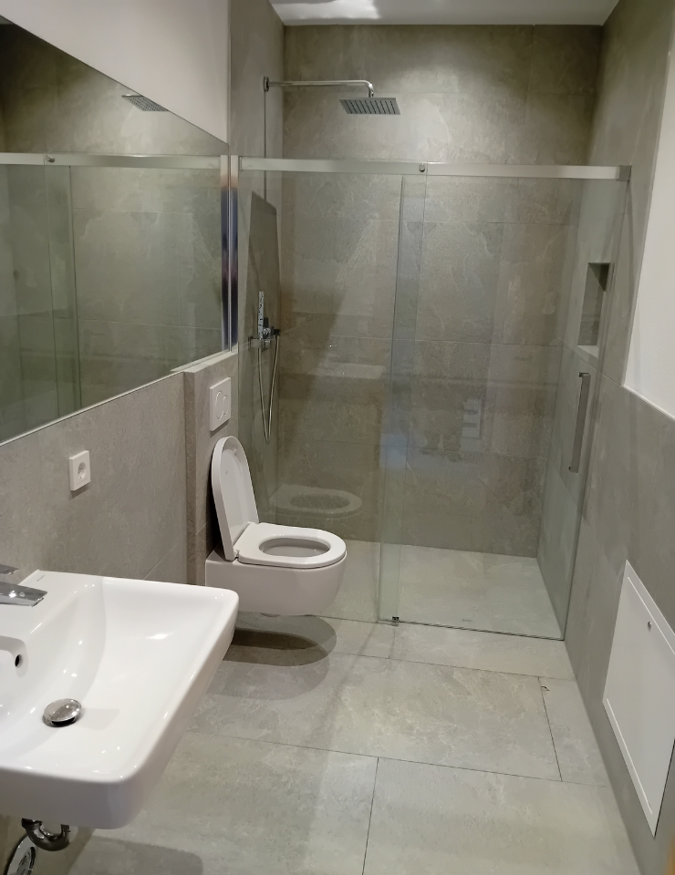 Bad Sanierung mit Dusche, Toilette und Waschbecken